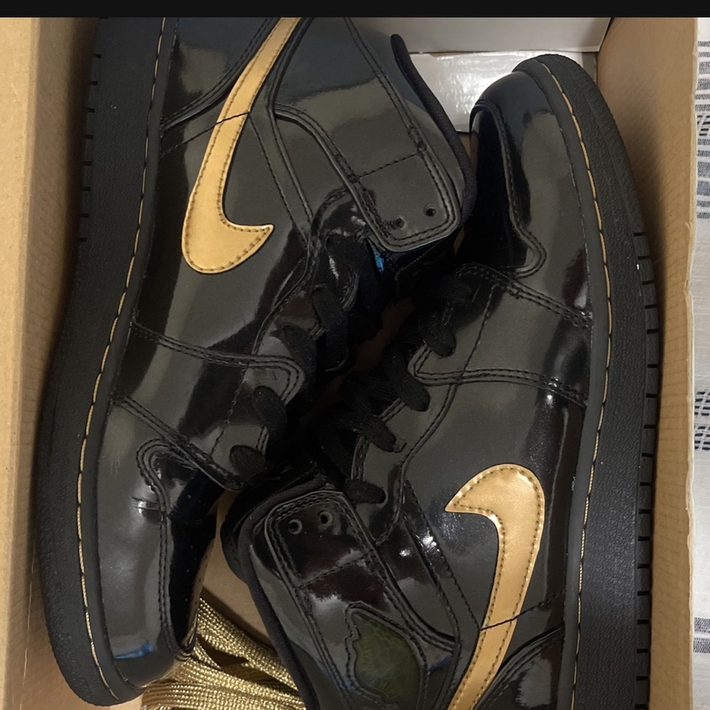 AIR JORDAN 1 PHAT GS ‘BLACK METALLIC GOLD’
